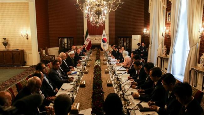 جمهوری اسلامی ایران و جمهوری کره جنوبی در جریان سفر «پارک گئون هی» رییس جمهوری کره جنوبی به تهران، نوزده سند همکاری برای توسعه هر چه بیشتر روابط و مناسبات دو کشور امضا کردند.