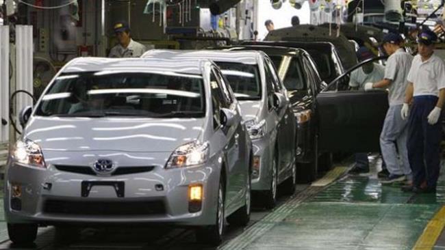 شرکت گلرنگ در کنار تولیدات شوینده و پاک‌کننده موفق به اخذ نمایندگی هوندا شده و به طور انحصاری این خودرو را وارد کشور می‌کند.