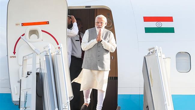 توئیت فارسی نخست وزیر هند در بدو ورود به ایران/ هندی‌ها بر روی 5 پروژه بزرگ ایران سرمایه‌گذاری می کنند/ تراز تجاری ایران و هند به نفع ایران مثبت است/ هیات تجاری هندی به اتاق ایران می‌آید