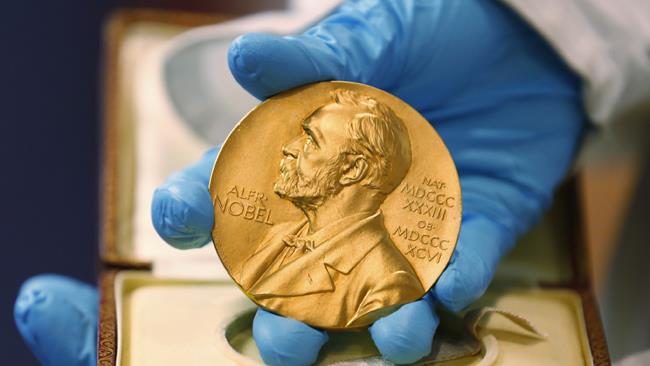 نوبل اقتصاد برای اقتصاددانان اوج شهرت است، به همین خاطر است که تلاش می‌کنند نام نوبل را به نام خود ضمیمه کنند.