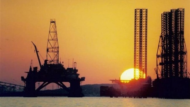 انعطاف در تولید نفت شیل، کاهش تقاضای جهانی برای نفت و همچنین تلاش برای کاهش مصرف سوخت‌های کربنی «وضعیت عادی جدیدی» را برای بازار نفت ایجاد کرده‌است.