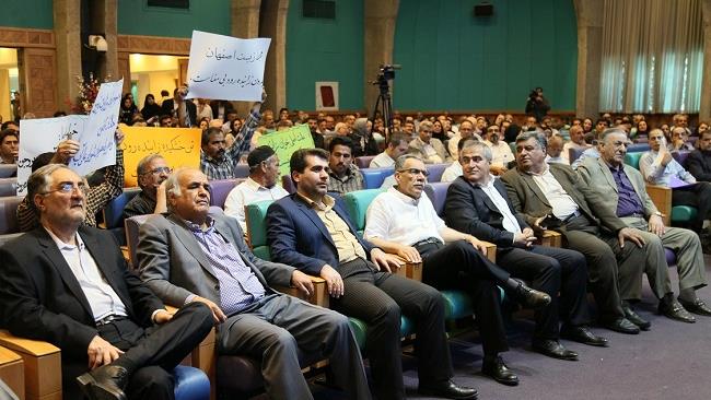 همایشی با محوریت بحران آب زاینده رود در اتاق اصفهان برگزار شد.