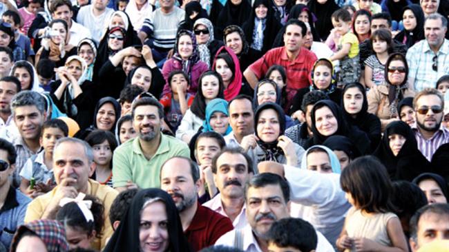 آمار بانک جهانی نشان می دهد 30.5 درصد از جمعیت ایران، زیر 20 سال هستند.کشورهای همسایه ایران نیز در دسته جوان ترین کشورهای جهان قرار می گیرند. 51.5 درصد از جمعیت عراق و 55.8 درصد از جمعیت افغانستان، زیر 20 سال سن دارند.
