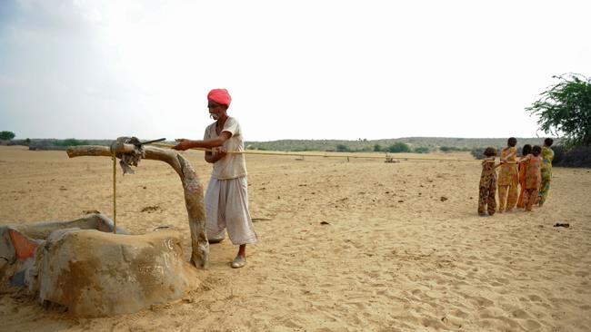 هند با 330میلیون نفر جمعیت اکنون پس از دو سال خشکسالی متوالی با مشکل کم‌آبی دست‌وپنجه نرم می‌کند و حدود یک‌چهارم از مردم این کشور در حال حاضر با کمبود آب روبه‌رو هستند.