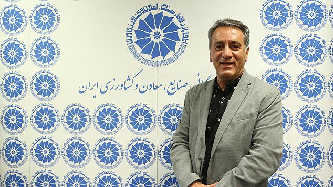 دیده‌روشن، عضو هیات نمایندگان اتاق ایران از مشکلات بازار فرش و صادرات آن می‌گوید؛ او با نگاهی به افزایش صادرات غیرنفتی آن را نقد و بررسی می‌کند.