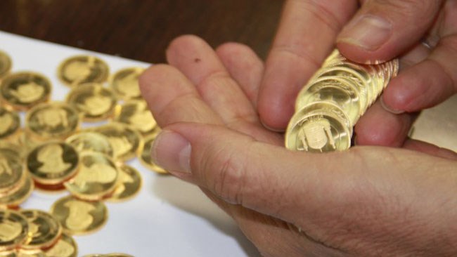 رئیس اتحادیه طلا و جواهر می‌گوید: از یک‌سو با فرارسیدن ماه‌های محرم و صفر، تقاضا در بازار طلا کاهش یافته و از سوی دیگر نیز نرخ جهانی طلا و دلار با کاهش مواجه شده که می‌تواند بر کاهش قیمت سکه مؤثر باشد.