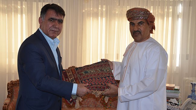 رئیس اتاق یاسوج در دیدار با سفیر عمان بر گسترش روابط اقتصادی کهگیلویه و بویراحمد با این کشور تأکید کرد.