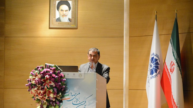 جمال رازقی، رئیس اتاق شیراز می گوید: مسئله تولید باید اولویت اول اقتصاد کشور و هر واحد تولیدی صادرات محور باشد. اگر سیاست ما در داخل کشور حمایت از تولید داخلی باشد در بخش صادرات نیز می توانیم موفق باشیم.