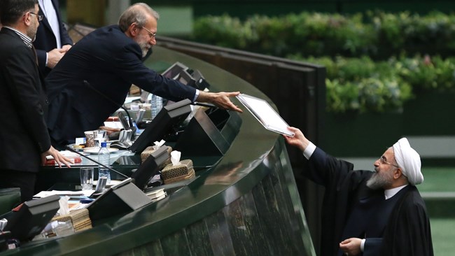 حسن روحانی، رئیس‌جمهور امروز با حضور در مجلس اولین برش از برنامه 4 ساله اقتصادی کشور را به مجلس تقدیم کرد و از تفاوت‌های ساختاری آن با لوایح قبلی سخن گفت.