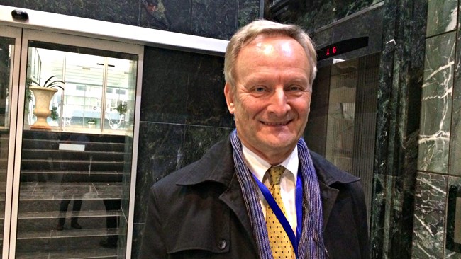 دامینیک کراپیر (Dominique Crappier)، مدیر توسعه تجارت ولوو با اشاره به مشکلات تجاری میان ایران و سوئد معتقد است که حل این مشکلات وظیفه سیاستمداران است.