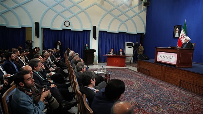 دهمین نشست خبری حسن روحانی، رئیس‌جمهوری با اصحاب رسانه با حضور رسانه‌های داخلی و خارجی صبح روز دوشنبه آغاز شد. آخرین نشست روحانی 28 دی ماه سال گذشته برگزار شده بود.