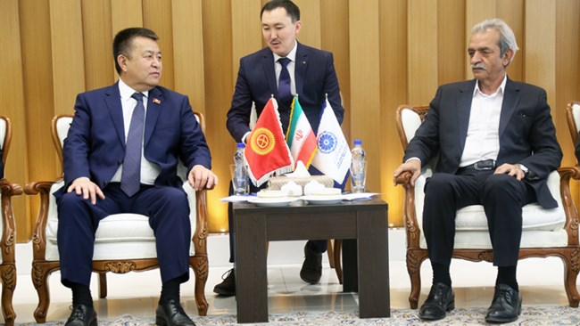 رئیس مجلس قرقیزستان در ملاقات با رئیس اتاق ایران، ضمن اعلام خبر صدور فوری ویزا برای اتباع ایرانی، از برقراری خط پروازی میان دو کشورتا 2 ماه دیگر خبر داد.