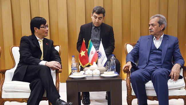 رئیس اتاق ایران در نخستین دیدار سال 96 میزبان سفیر ویتنام بود؛ در این دیدار جزئیات توسعه مناسبات اقتصادی و سفر هیات اقتصادی فعالان بخش خصوصی ایران به این کشور مورد بررسی قرار گرفت.