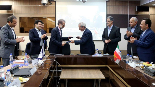 غلامحسین شافعی رئیس اتاق ایران و علی یزدانی رئیس سازمان صنایع کوچک و شهرک‌های صنعتی برای تقویت بنگاه‌های کوچک و متوسط تفاهم‌نامه همکاری امضا کردند.
