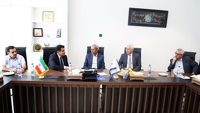 اعضای هیات مدیره مجمع عالی واردات در دیدار با غلامحسین شافعی رئیس اتاق ایران بر توجه به واردات به عنوان تسهیل‌کننده تولید تاکید کردند.