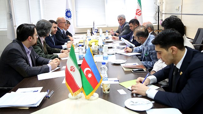 معاون بین الملل اتاق ایران و سفیر آذربایجان در نشستی ضمن بررسی راه‌های گسترش همکاری‌های دوجانبه خواستار افزایش زمان فعالیت گذرگاه های مرزی میان دو کشور به 24 ساعت شدند.