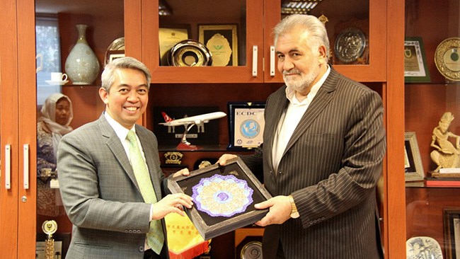 سفیر اندونزی در اتاق اصفهان حاضر شد و راه‌های همکاری‌های مشترک اقتصادی را مورد بررسی قرار داد.