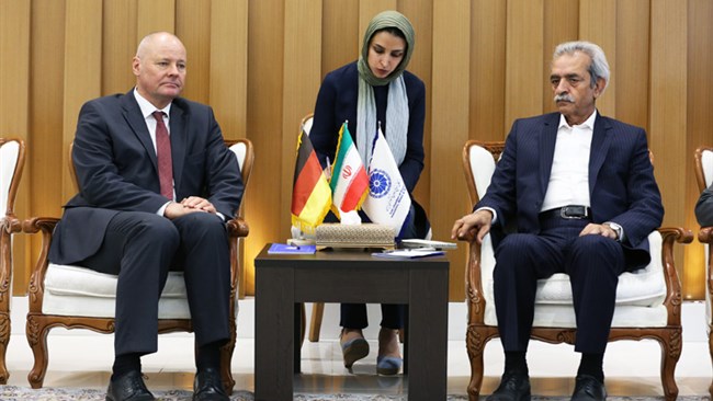 سفیر آلمان در ایران به دیدار رئیس اتاق ایران آمد و بر تلاشهای سفارت آلمان برای رفع مشکلات بانکی و صدور ویزا برای توسعه روابط اقتصادی دو کشور تأکید کرد.