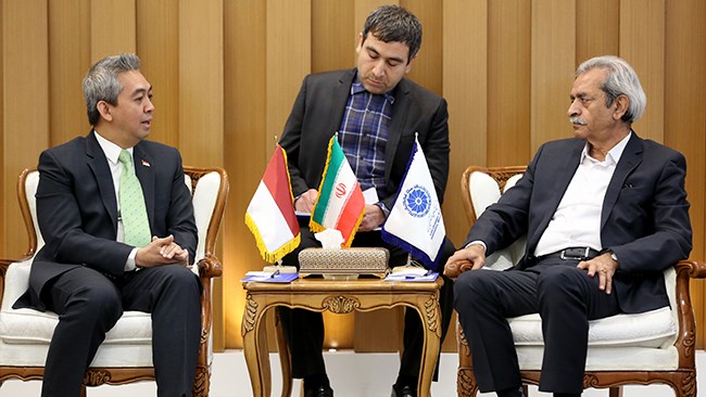 غلامحسین شافعی رئیس اتاق ایران در دیدار با سفیر اندونزی در تهران از ضرورت سرعت بیشتر در رشد همکاری‌های اقتصادی دو کشور تاکید کرد.