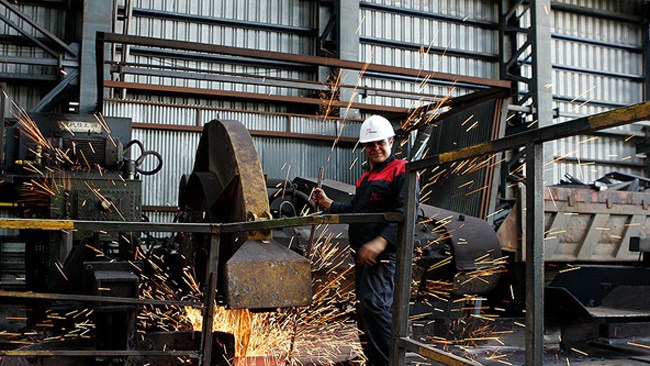 انجمن جهانی فولاد، ایران را چهاردهمین کشور تولید‌کننده فولاد جهان معرفی کرد. ایران با افزایش تولید از 16 میلیون و 100 هزارتن فولاد در سال 2015 به 17 میلیون و 900 هزار تن در سال 2016، توانست جایگاه خود را در رتبه چهاردهم جهان تثبیت کند.