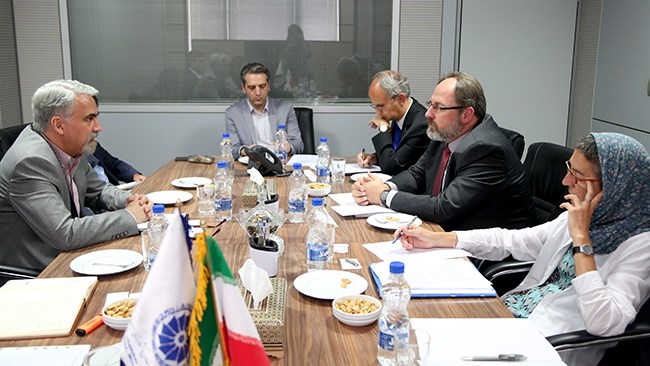 مدیر امور اقتصادی و دارایی کمیسیون اروپا با حضور در اتاق ایران، با مدیر اداره روابط چندجانبه اتاق دیدار و گفت‌وگو کرد. او ثبات و شفافیت اقتصادی را دو عامل مهم در گشودن مسیر برای ورود سرمایه‌گذار به ایران دانست.