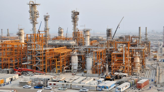 شرکت ملی نفت ایران اعلام کرد: از زمان اجرایی شدن برجام تا پایان خرداد 96 با 28 شرکت بین المللی و ایرانی دارای صلاحیت، 33 تفاهمنامه همکاری امضا کرده است.