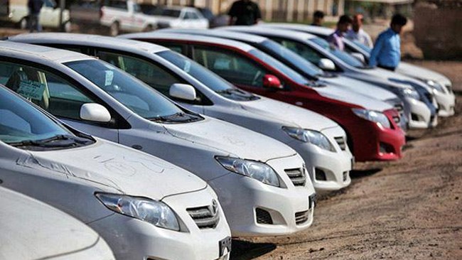 رئیس اتحادیه صنف دارندگان نمایشگاه‌ها و فروشندگان خودرو تهران می‌گوید: به‌واسطه متوقف شدن ثبت سفارش واردات خودرو و همچنین انحصاری بودن این بازار، قیمت‌ها در این بازار به‌صورت غیرواقعی رشد کرده است.