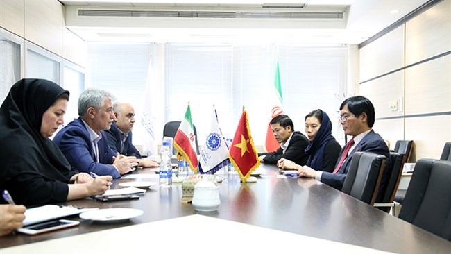 محمدرضا کرباسی معاون بین‌الملل اتاق ایران در دیدار با سفیر ویتنام در تهران بر تمایل بخش‌خصوصی ایران برای سرمایه‌گذاری مشترک با فعالان اقتصادی ویتنام تاکید کرد.