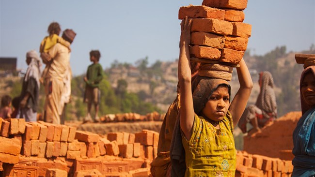 در سال 2015 کشورهای عضو سازمان ملل متحد، تعهد خود را برای پایان دادن به معضل کودکان کار حداکثر تا پایان سال 2025 اعلام کردند؛ بااین‌وجود آمارهای سازمان بین‌المللی کار حاکی از آن است که این هدف بلندپروازانه احتمالاً تا سال 2025 محقق نخواهد شد.