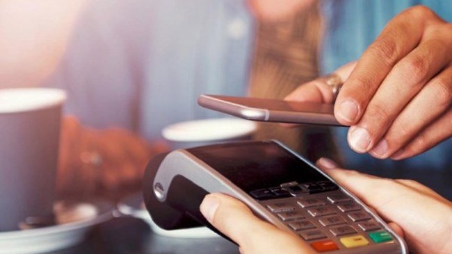 مدیر اداره نظام‌های پرداخت بانک مرکزی می‌گوید: برای حفظ منافع و صیانت از اطلاعات مشتریان باید مدل‌های جدید پرداخت با تلفن همراه شکل گیرد.