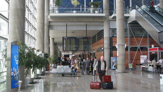 بر اساس آمار شرکت فرودگاه‌ها در نیمه نخست امسال حدود 28 میلیون مسافر داخلی و خارجی در فرودگاه‌های کشور جابجا شده‌اند که این تعداد نسبت به مدت مشابه سال قبل 13 درصد کاهش دارد.