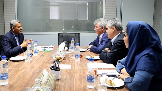 محمدرضا کرباسی معاون بین‌الملل اتاق ایران و اکبر خسروی‌نژاد سفیر جدید ایران در سیرالئون با یکدیگر دیدار کردند و در مورد روابط اقتصادی با کشورهای آفریقایی به گفت‌وگو پرداختند.