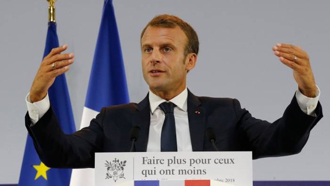 رئیس‌جمهور فرانسه معتقد است به دلیل موضوع استقلال اروپا، باید وابستگی منطقه یورو به دلار آمریکا کمتر شود و گام نخست در این راه، بین‌المللی کردن یورو به‌عنوان ارز مرجع است.