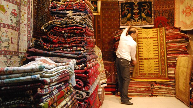 رئیس مرکز ملی فرش ایران می‌گوید: برای حفظ بازارهای صادراتی فرش دستباف، سازوکار تهاتر فرش با کالاهای وارداتی به ایران طراحی شده است تا در ازای پول کالاها، فرش به کشورهای دیگر داده شود.