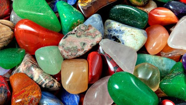 مدیر موزه علوم زمین سازمان زمین‌شناسی و اکتشافات معدنی کشور می‌گوید: سهم ایران از تجارت هزار میلیارد دلاری سنگ‌های قیمتی و نیمه قیمتی حدود پنج صدم درصد است.