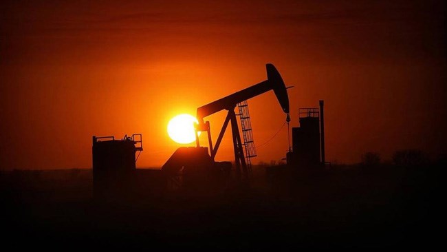 قیمت نفت روز دوشنبه که معاملات به دنبال حملات هوایی قدرت‌های غربی به سوریه با احتیاط گشوده شدند و همچنین با افزایش شمار دکل‌های حفاری نفت آمریکا برای تولید جدید، کاهش یافت.