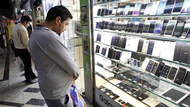 بر اساس آمار گمرک ایران، در فروردین‌ماه سال جاری تعداد ۲۴۹ هزار و ۱۵۴ دستگاه گوشی تلفن همراه به کشور وارد شد که از نظر ارزش 229 درصد نسبت به فروردین سال قبل افزایش دارد.