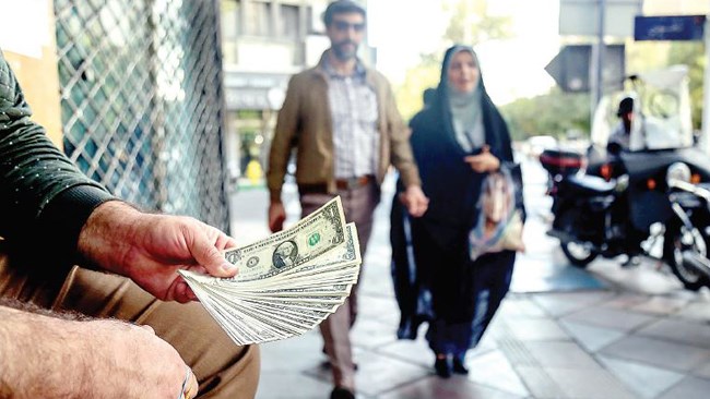 عضو هیئت علمی دانشگاه اصفهان با بیان اینکه حدود 20 میلیارد دلار ارز خانگی مردم و یا همان تقاضای سفته بازی در بازار وجود دارد، گفت: با خروج آمریکا از برجام، انفجار نرخ واقعی ارز بالاتر از قبل خواهد شد.