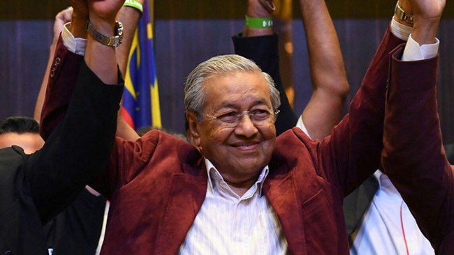ماهاتیر محمد، نخست‌وزیر ۹۲ ساله مالزی، با پیروزی شوک برانگیز در انتخابات مالزی، امروز می‌خواهد کابینه خود را معرفی کند. سیاست‌های اولیه او شامل حذف مالیات خدمات، کالا و مبارزه با فساد است.