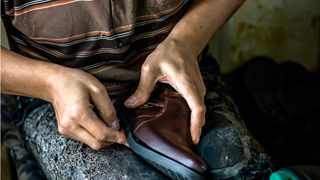 رئیس اتحادیه کفش دست‌دوز تهران می‌گوید: به دستور وزیر صنعت، کارگروهی به برای تشریح و حل مشکلات صنعت کفش کشور تشکیل و تأمین ارز مورد نیاز این صنعت نیز تضمین شده است.