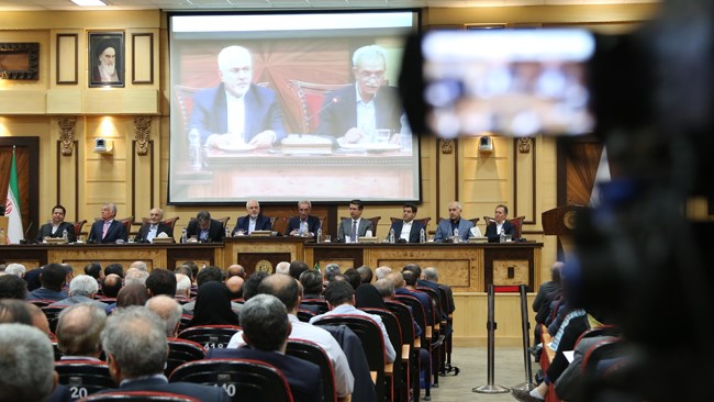 محمد جواد ظریف که این روزها مذاکرات برجامی با کشورهای اروپایی را دنبال می‌کند، با حضور در جمع فعالان بخش‌خصوصی با نیازها و خواسته‌های اقتصادگردانان در زمینه دیپلماسی اقتصادی آشنا شد.