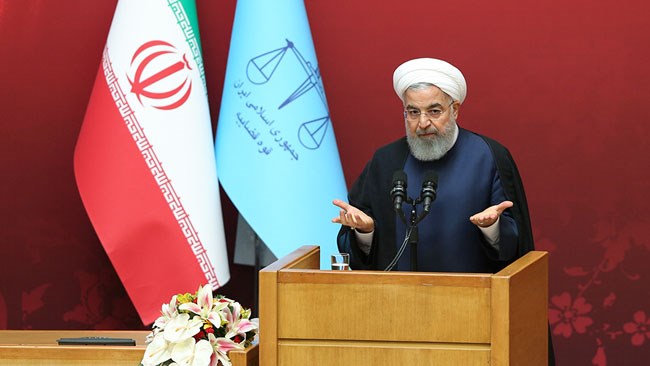 حسن روحانی، رئیس‌جمهور، به رئیس‌کل بانک مرکزی و وزیر صنعت معدن و تجارت دستور داد اسامی دریافت‌کنندگان دلار ۴۲۰۰ تومانی را منتشر کنند. به گفته روحانی مردم باید بدانند که چه کسی، برای چه امری و به چه میزان ارز دولتی دریافت کرده است.