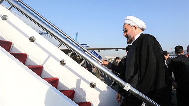 حسن روحانی به دعوت همتای چینی خود و برای شرکت و سخنرانی در اجلاس سران سازمان همکاری شانگهای به این کشور سفر کرد.  رئیس دفتر رئیس جمهور، معاون اقتصادی رئیس جمهور و وزیران خارجه، اقتصاد و نفت و رئیس کل بانک مرکزی روحانی را در این سفر همراهی می کنند.