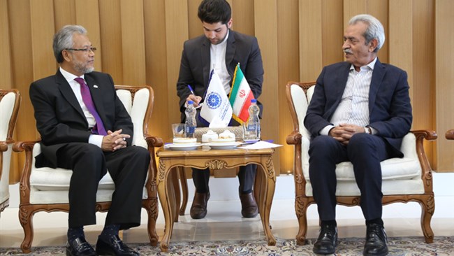 رئیس اتاق ایران در نشست با دبیرکل جدید گروه هشت کشور اسلامی در حال توسعه(D8) از سطح پایین مبادلات بین کشورهای عضو و اجرایی نشدن موافقت‌نامه‌هایی که سال‌ها از زمان امضای آن‌ها بین اعضا می‌گذرد انتقاد کرد.