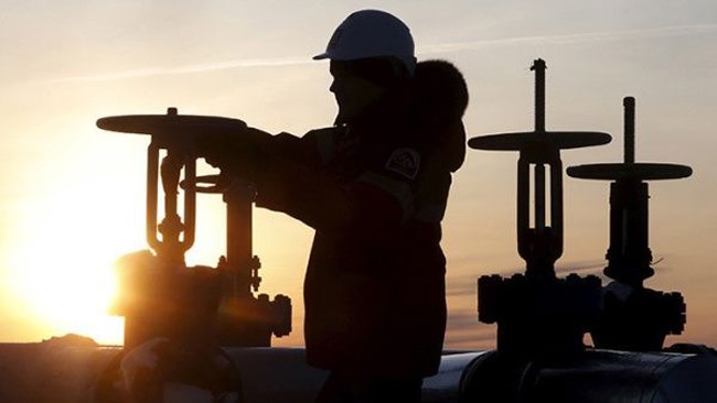 قیمت نفت در بازارهای جهانی صبح امروز (چهارشنبه) پس از آنکه یک گزارش صنعتی نشان داد موجودی انبارهای نفت آمریکا به طور غیرمنتظره افزایش یافته است، کاهش یافت.