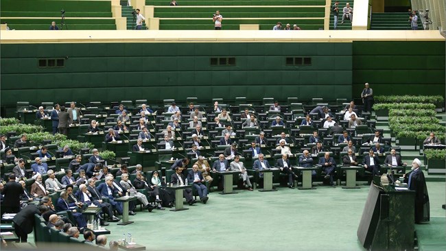 امروز حسن روحانی، رئیس‌جمهور، برای پاسخ به سؤالات مطرح شده از سوی نمایندگان مجلس در صحن علنی حاضر شد و توضیحات خود را ارائه داد. در نهایت نمایندگان مجلس از پاسخ روحانی به 5یک سؤال در مورد مسائل بانکی راضی شدند اما به 4 سال در مورد قاچاق، بیکاری، رکود و ارز رأی منفی دادند.