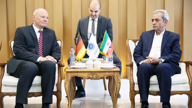 رئیس اتاق ایران و سفیر آلمان در تهران با یکدیگر دیدار کردند. در این نشست ضمن تأکید بر لزوم استفاده ایران از منافع اقتصادی برجام، تسهیل در رفت‌وآمد هیات های تجاری بین دو کشور برای مذاکرات رودررو مورد توجه قرار گرفت.