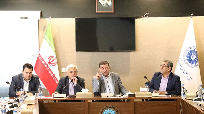 جمال رازقی، رئیس اتاق شیراز می‌گوید: بخش‌نامه بانک مرکزی در خصوص پیمان‌سپاری ارزی، صادرکنندگان را با مشکلات متعدد روبرو کرده و با این بخشنامه عملا صادرات از بین می‌رود.