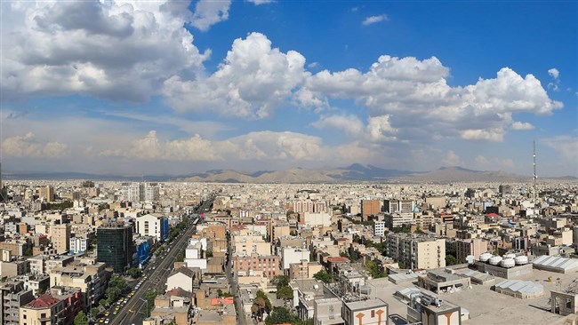 بر اساس تازه‌ترین آمارهای منتشر شده از وضعیت بازار مسکن تهران در شهریورماه، متوسط قیمت هر متر زیربنای مسکونی در پایتخت به ۸.۱ میلیون تومان رسیده است که 9.3 درصد از شهریورماه بالاتر است اما تعداد معاملات نسبت به شهریورماه 19.6درصد کاهش نشان می‌دهد.