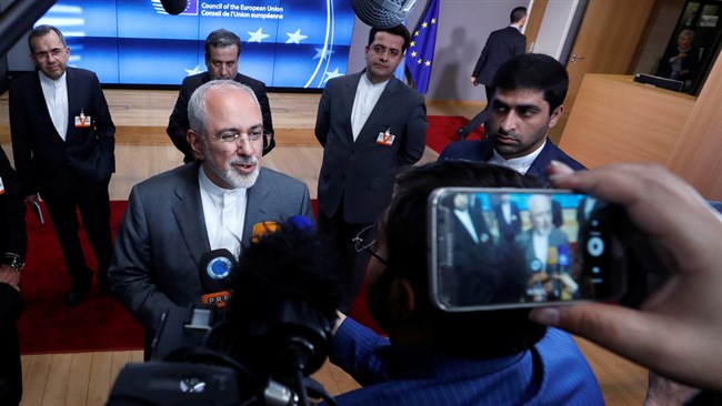 کمتر از 40 روز مانده به آغاز دور دوم تحریم‌های یکجانبه آمریکا علیه ایران، محمدجواد ظریف از برداشتن نخستین گام عملی در چارچوب «سازوکار ویژه» اروپایی‌ برای تقابل با تحریم‌ها خبر داد.